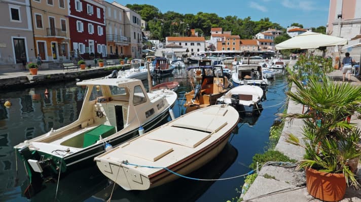 The inner end of the harbour of Veli Lošinj belongs to the fishing and angling boats of the locals
