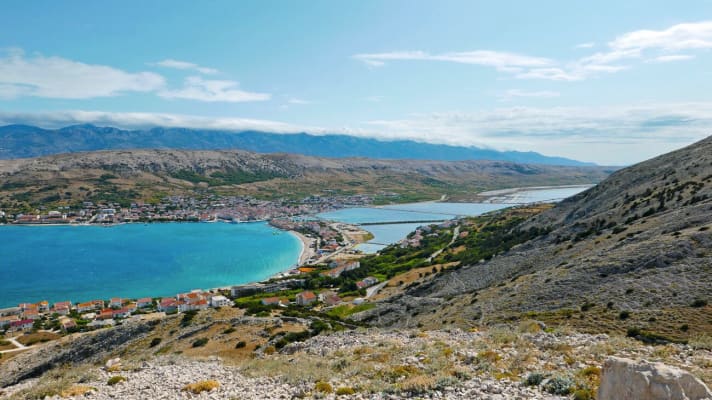 To the left the Adriatic Sea, to the right the lagoon with the salt pans of Pag. In between lies the town