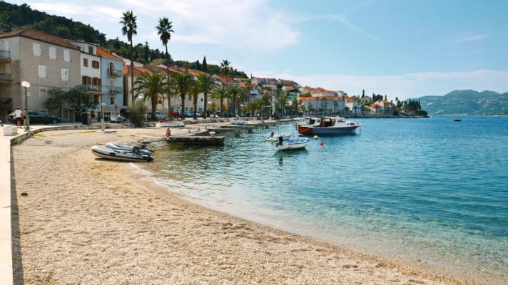 The closest beach to the centre of KorČula is located on the city's natural harbour, in the south-west of the historic city district