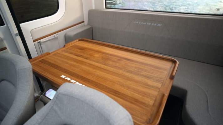 The deckhouse of the Nimbus C9 is bright and spacious. The seats can be rotated to create a cosy seating area