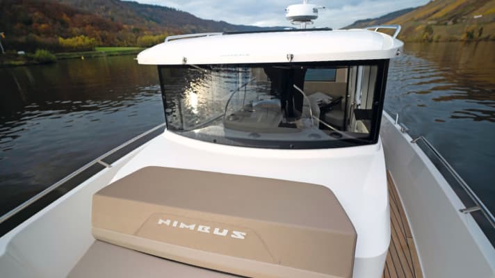 The deckhouse is well dimensioned, offers plenty of space and at the same time allows comfortable and wide side decks