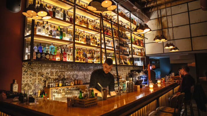 Die Bars von Korfu sorgen abends für Stimmung