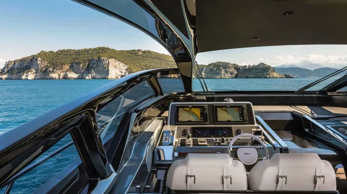 The operator's platform offers everything for a comfortable ride and, with the joystick system, also everything for relaxed manoeuvring