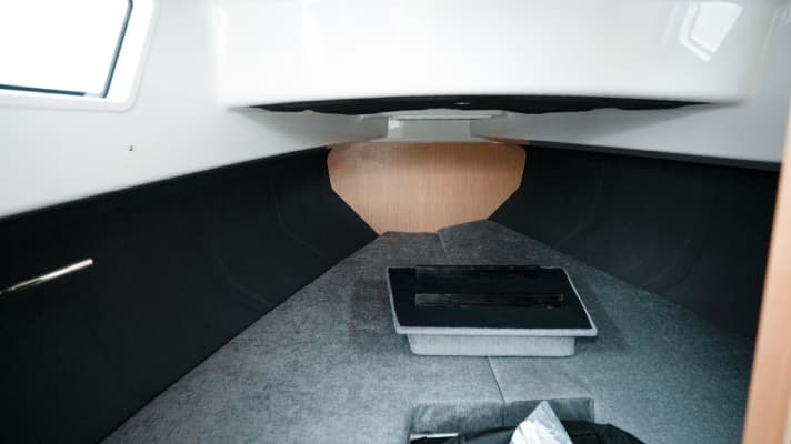 The cabin is no space miracle, but fulfils the requirements of a 9 m day cruiser. The escape hatch in the foredeck and side windows provide light and air