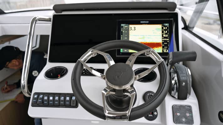 The controls such as the bow thruster, steering wheel and throttle and
plotter remote control are sensibly positioned and easy to operate