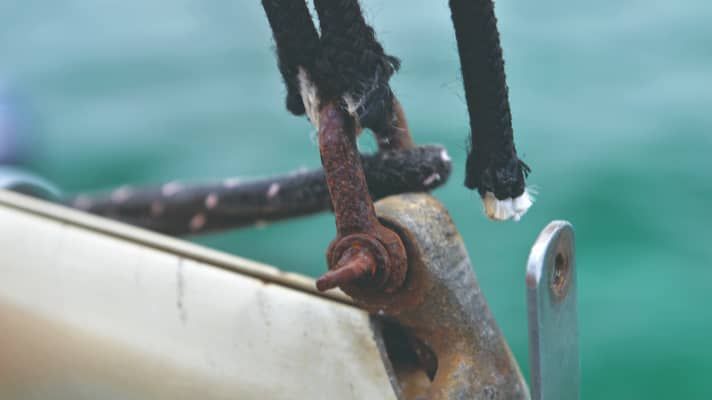 Kontaktkorrosion und schlechter Stahl.