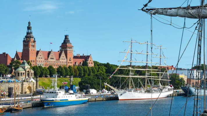 Großstädtisches Flair am Ufer der Westoder in Stettin mit dem Schulschiff „Dar Młodzieży“