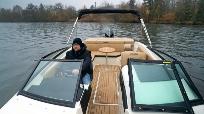 Das große Cockpit wirkt durch das beige Kunstleder und den hellen Boden aus synthetischem Teak sehr hochwertig