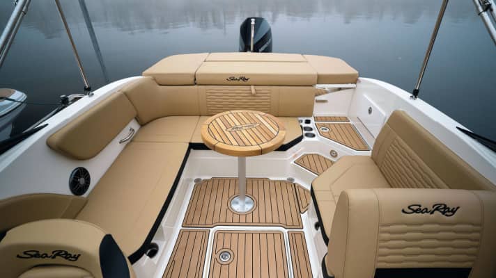 The seating area can accommodate up to eight people. Alternatively, the bench on the port side can also be folded down to form a sunbathing area