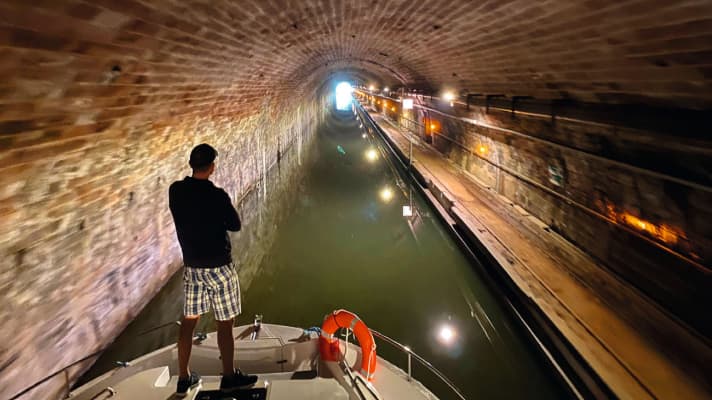  In the Niderviller tunnel, the longer exposure time creates an illusion of great speed