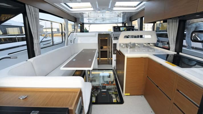 Our demonstration boat was specially equipped with a transparent boat for the trade fair in Düsseldorf 2022.
equipped with a transparent boat. As the trade fair was cancelled, dealers and the trade press were the first to view the new
first viewers of the new drive and the saloon area, driving position and cockpit