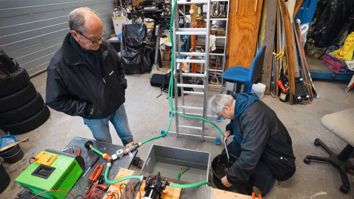 Einmal auslitern, bitte: Um die Genauigkeit der digitalen Messuhr zu prüfen, haben wir auf althergebrachte Art und Weise einen 10-Liter-Eimer genau bis zum Eichstrich volllaufen lassen