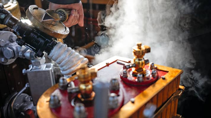 Maschine des hölzernen Kajütboots