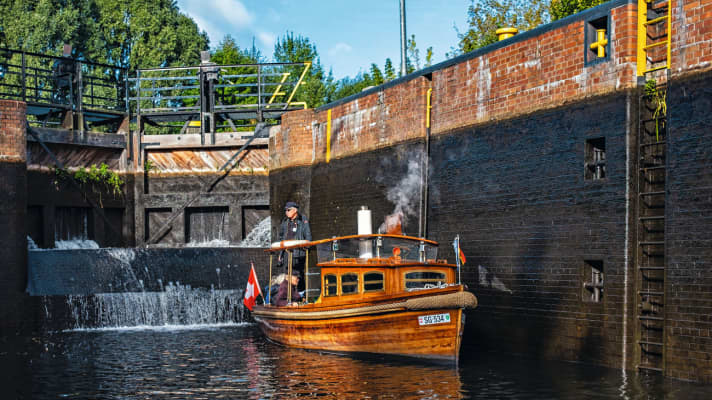 Waiting for the lock gate to open: "Penelopé" from Lake Zurich (left)