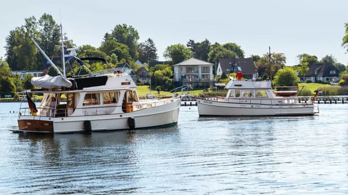Gemeinsames Warten auf die Passage der Klappbrücke in Kappeln zu Beginn der Tour | r