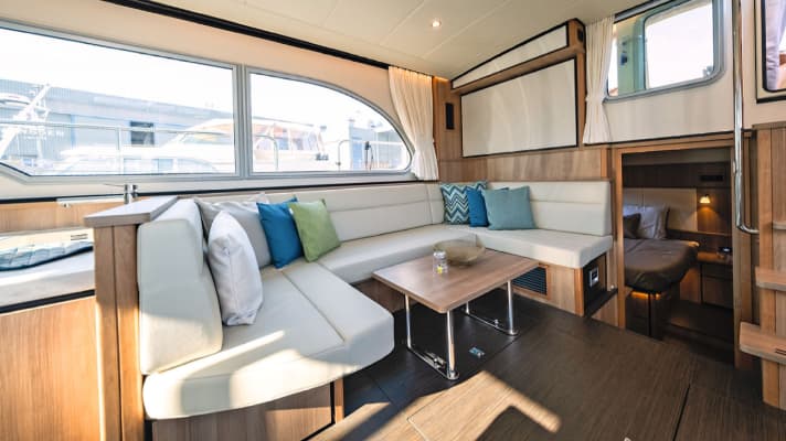 The so-called Easy Sleep Convert System - which creates two additional sleeping berths - is also part of the equipment of the 45 Intero