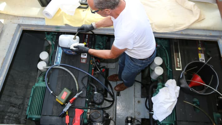 Oil change with an electric pump
