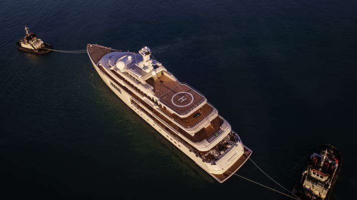 Feat of strength: Benetti FB 272 is moved. | t.