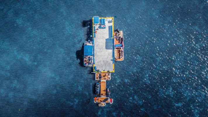 Mobile heliport: Helicopters weighing a maximum of three tonnes land on the aluminium deck. A waterjet drive pushes. The additional decks are supplied by Nautibuoy. | y.