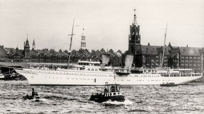 Die gewaltige, 124 Meter lange „Savarona“ im Hamburger Hafen. 1931 lief sie bei Blohm & Voss für die US-Erbin Emily Cadwalader vom Stapel und ist auch heute noch in Betrieb.