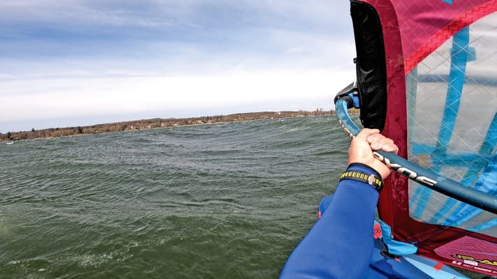 At spots like the Ammersee, it makes sense to circle your run through the wave valleys.