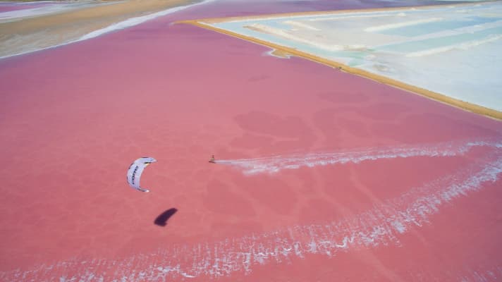 Ricardo hat auch keine Berührungsängste mit dem Kitesurfen – vor allem an so außergewöhnlichen Spots wie den Salinen von Pampatar auf der Isla Magarita.