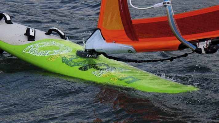 The Surfbent is as simple as it is functional: it is screwed under the base plate and deflects the rig to the side. It hardly gets in the way and the mast track can be fully utilised.