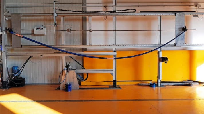 30 Kilo belasten den Mast in der Mitte. Gemessen wird die Biegung bei 1/4 und 3/4 der Mastlänge sowie genau in der Mitte. Bei Hardtop-Masten biegt sich der Mast im oberen Teil im Verhältnis weniger als bei der Biegelinie "Constant Curve".