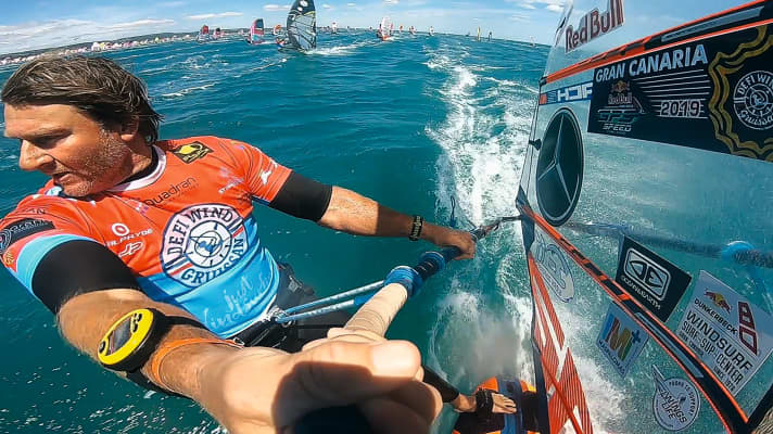 Nach dem sich Björn 2017 einer Hüftoperation unterzogen hat, kann er nicht nur wieder schmerzfrei laufen, sondern auch in der Welle surfen und erfolgreich an Wettbewerben wie dem Défi Wind teilnehmen.