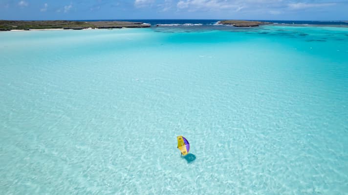 It should be clear why the lagoon is called Emerald Lake...