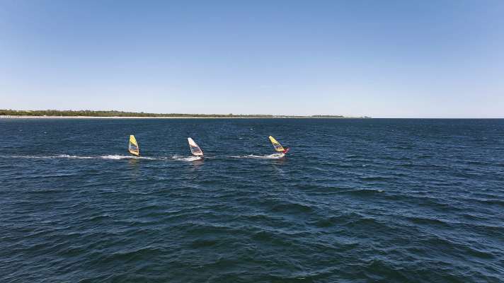 Ostwind kommt am Südstrand frei und konstant an, hier gibt es jede Menge Platz. Auf der Binnenseeseite gibt es zudem eine Surfschule.