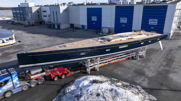 Die erste Swan 128 frisch aus der Lackierhalle.