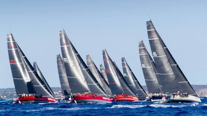  Il divertimento della vela monotipo: Le regate della classe Club Swan 50 sono combattute ed emozionanti. In prima fila a destra nella foto c'è "Niramo" di Sönke Meier-Sawatzki, che ha conquistato il terzo posto al largo di Palma. Il terzo da destra è "OneGroup" di Stefan Heidenreich, che batte bandiera svizzera. Al centro della foto (quarto da destra), il rosso "Earlybird" di Hendrik Brandis.