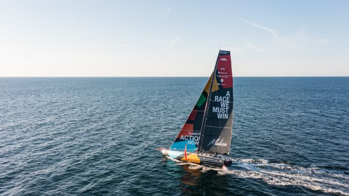 Sustainability has long played a major role for Boris Herrmann. In addition to the prominent placement of the slogan, he also carries a laboratory for analysing the sea with him