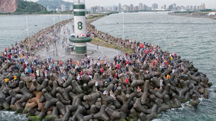   Spettatori davanti a Itajai