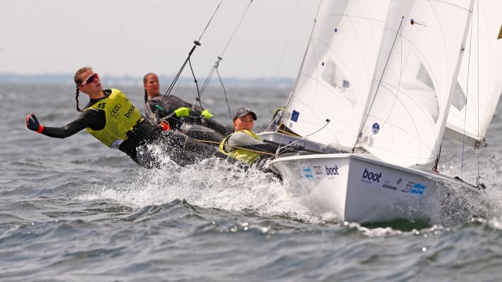   Frederike Loewe und Anna Markfort kämpfen am Sonntag im 470er um den Kieler-Woche-Sieg
