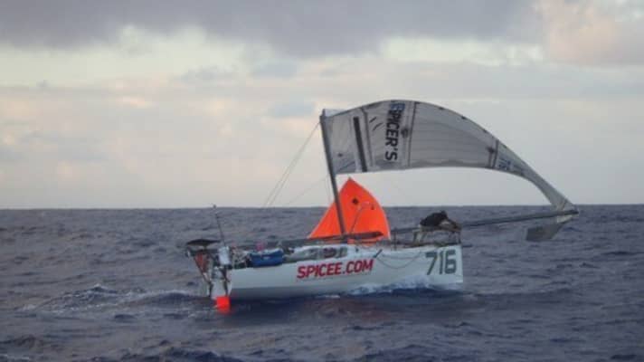  Les Français appellent "gréement de fortune" un gréement de fortune. Le proto-marin Romain Bolzinger traverse l'Atlantique avec ce gréement après avoir brisé son mât. Il lui reste encore 1000 milles à parcourir.