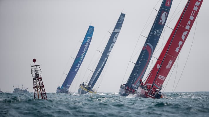   Die beiden holländischen Boote von AkzoNobel und Brunel liegen hier vor Sun Hung Kai / Scallywag und Mapfre