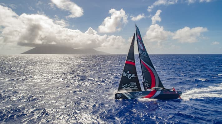   Am siebten Tag der sechsten Etappe von Hongkong nach Auckland hatte sich David Witts Team Sun Hung Kai / Scallywag auf Platz zwei knapp hinter AkzoNobel vorgearbeitet