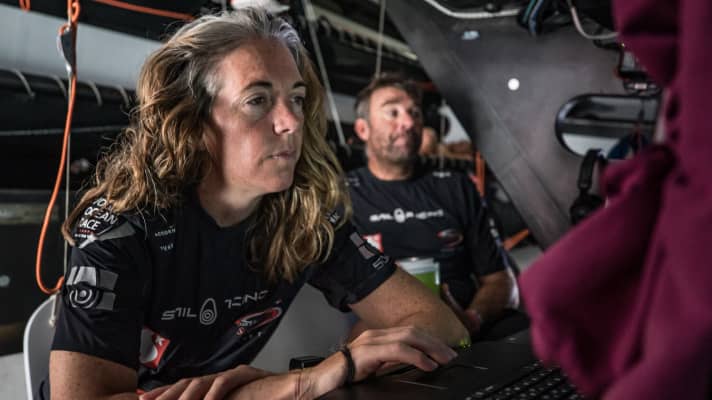   Libby Greenhalgh è meteorologa e navigatrice a bordo degli attuali leader del team Sun Hung Kai / Scallywag di David Witt. Non riesce a dormire molto durante queste giornate estenuanti.