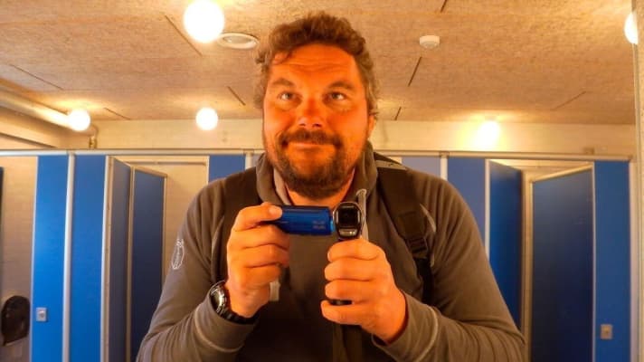   Guido Dwersteg, navigateur en solitaire, avec son compagnon de toujours : l'appareil photo