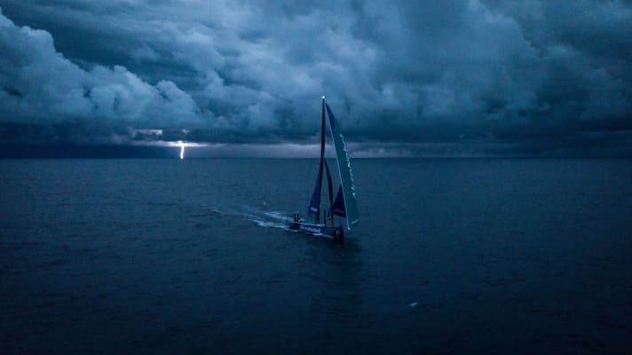  Simeon Tienponts Team AkzoNobel erlebte in der letzten Nacht vor dem Zieldurchgang noch ein Gewitter auf See