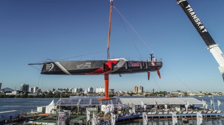   Kaum in Itajaí angekommen, schon aus dem Wasser: Das Team Sun Hung Kai / Scallywag hat keine Zeit zu verlieren