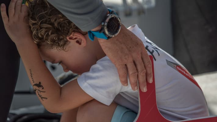   Berührende Szene: Carolijn Brouwers Sohn Kyle trägt den Trauerflor zum Gedenken an John Fisher als Aufdruck auf dem Arm. Carolijn Brouwer trimmt und steuert für Charles Caudreliers Dongfeng Race Team