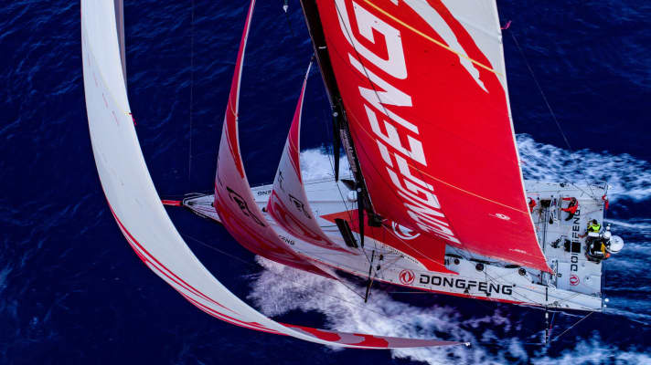   L'équipe Dongfeng Race de Charles Caudrelier chasse l'équipe Brunel
