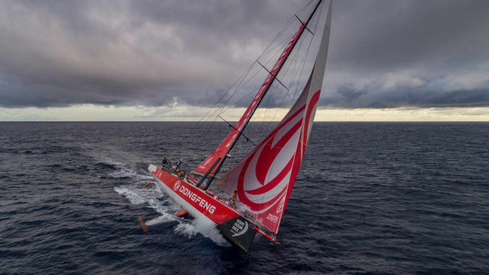   Il Dongfeng Race Team di Charles Caudrelier si è piazzato al secondo posto martedì mattina, dietro al Team Brunel di Bouwe Bekking.