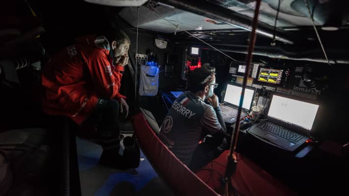   On a connu des jours meilleurs que celui-ci : Le skipper de Dongfeng Charles Caudrelier et son navigateur Pascal Bidégorry sont "pas contents" de leur situation actuelle