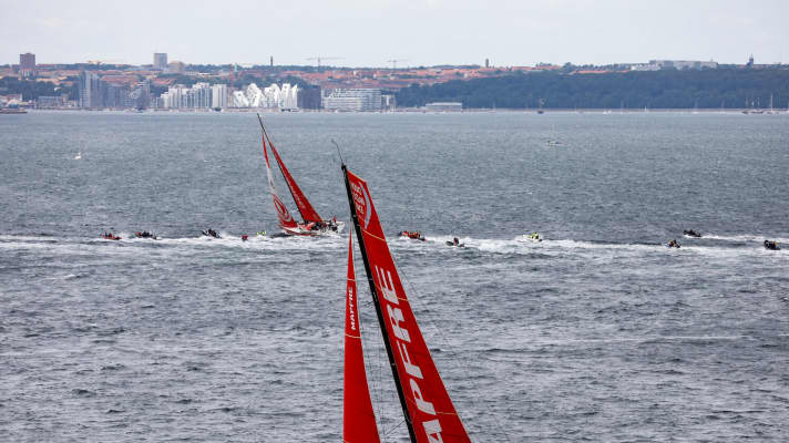  Les deux bateaux en tête de la 11e étape sont aussi proches l'un de l'autre que lors de la visite d'Aarhus, où se dérouleront début août les championnats du monde de toutes les disciplines olympiques de voile : Dongfeng et Mapfre - un duel de géants en route vers le port d'arrivée de La Haye.