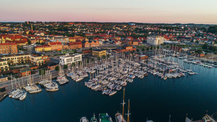   Das wunderschöne Panorama-Bild vom Hafen in Svendborg, angefüllt mit Silverrudder-Booten, hat der dänische Fotograf Mikkel Groth gemacht