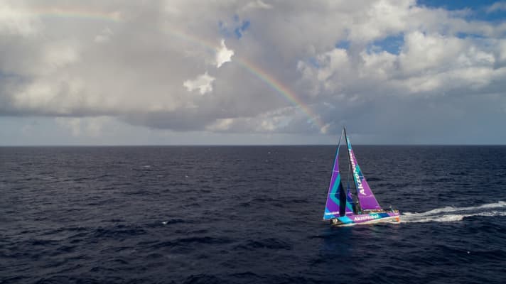   Au 12e jour de la deuxième étape : le leader "AkzoNobel" sous l'arc-en-ciel